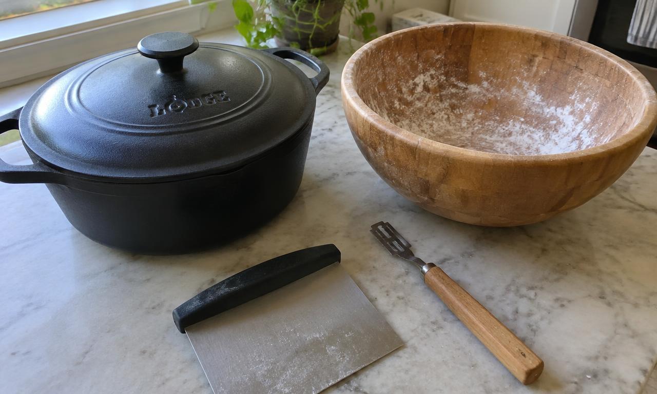 Une cocotte, un grand saladier, une corne et une lame : rien de plus.